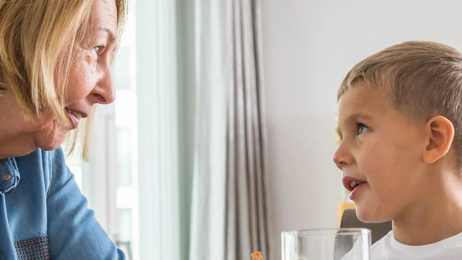 Gespräche offen führen: Erwachsene sollten auf Fragen der Kinder eingehen und altersgerechte Antworten geben, um Ängste zu lindern. (Foto: Christin Klose/dpa-tmn)