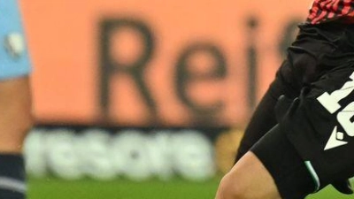 Großchance für Hannover: Daisuke Yokota scheitert an Bochums Torwart Timo Horn. (Foto: Swen Pförtner/dpa)