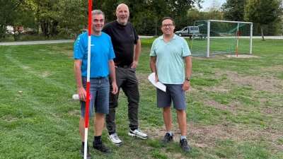 Südlich der Straße „An der Brühlwiese“ sollen ein Multicourt sowie angrenzend ein Skaterpark entstehen, um für Kinder und Jugendliche eine Freizeitmöglichkeit zu schaffen. Hier im Gespräch (von links): Dritter Bürgermeister Martin Payer, Zweiter Bürgermeister Elmar Büttner und Erster Bürgermeister Oliver Frank.<br>  (Foto: Gemeinde Wörnitz)