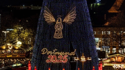 140.000 LEDs sorgen für die Beleuchtung des riesigen Baums.  (Foto: Dieter Menne/dpa)