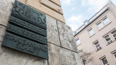 In der Oberpfalz soll ein Mann seine Ehefrau aus dem Fenster gestürzt haben, weil sie die Trennung wollte. (Archivfoto) (Foto: Armin Weigel/dpa)