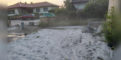Wie im Winter: Der Hagel deckte Pflaster und Grünflächen in Uehlfeld gleichermaßen zentimeterhoch ein. (Foto: Markus Schneider)