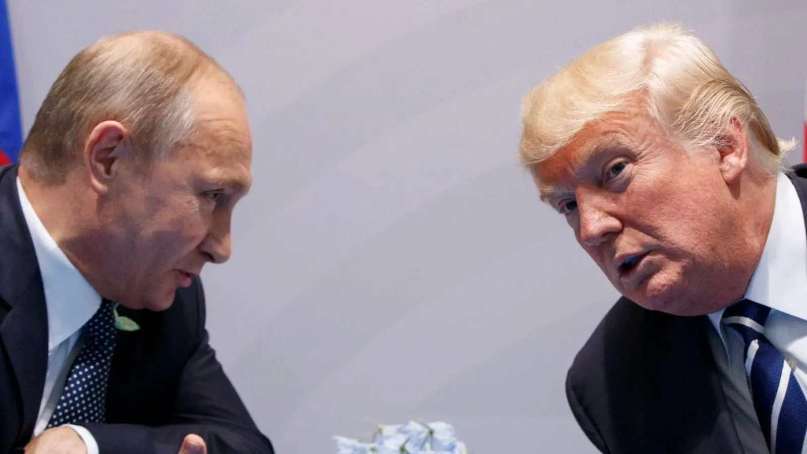 Donald Trump hat sich schon mehrmals eines guten Drahts zu Kremlchef Putin gerühmt. (Archivbild) (Foto: Evan Vucci/AP/dpa)