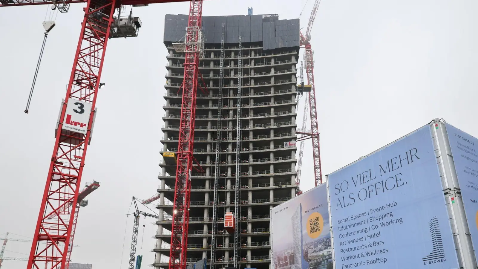 Seit Ende Oktober herrscht auf der Baustelle des Elbtowers Stillstand. (Foto: Christian Charisius/dpa)