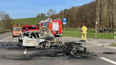 Ein Motorrad und ein Pkw liegen nach einem Zusammenstoß ausgebrannt an der Unfallstelle. (Foto: Goppelt/vifogra/dpa)