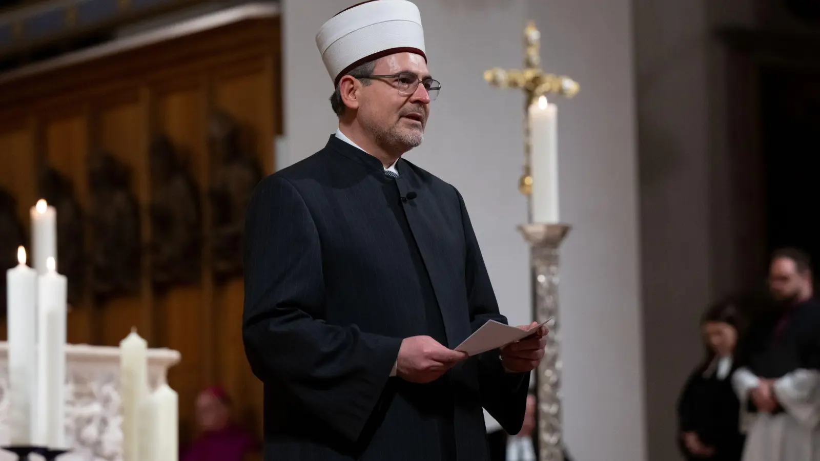 Der Imam Benjamin Idriz beim Gedenkgottesdienst in der Münchner Frauenkirche (Foto: Sven Hoppe/dpa-Pool/dpa)