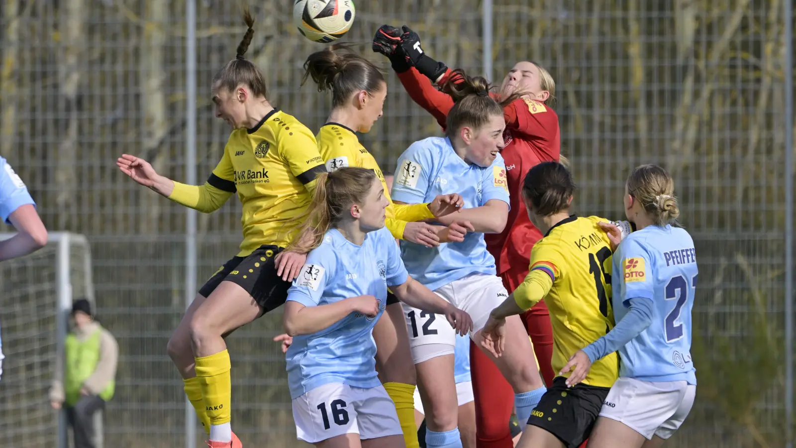 Der SV Weinberg (in gelb von links Sara Hofmann, Sophia Klärle und Annika Kömm) empfängt nach der bitteren Heimniederlage vor zwei Wochen gegen die SG Andernach (Karla Engels, Leonie Krump, Torfrau Marisa Schön und Isabell Pfeiffer, v. l.) am Sonntag den FC Union Berlin. (Foto: Martin Rügner)