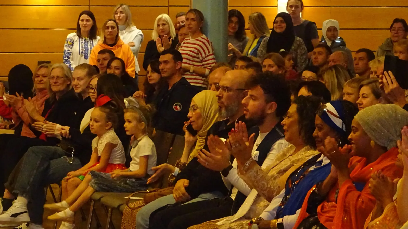 Mitmachaktionen für die Kinder, Tanzeinlagen, gutes Essen und viele Gespräche: Menschen aus 15 Nationen treffen sich im Onoldiasaal in Ansbach zum Festival der Kulturen. (Foto: Florian Pöhlmann)