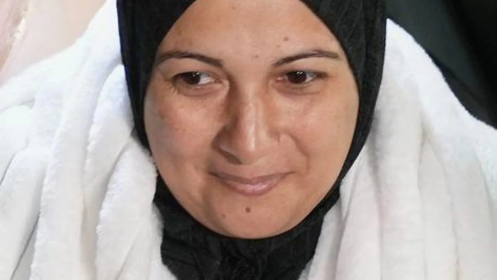 Palästinensische Patienten kommen in einem Bus am Nasser-Krankenhaus in Chan Junis an. (Foto: Abdel Kareem Hana/AP/dpa)