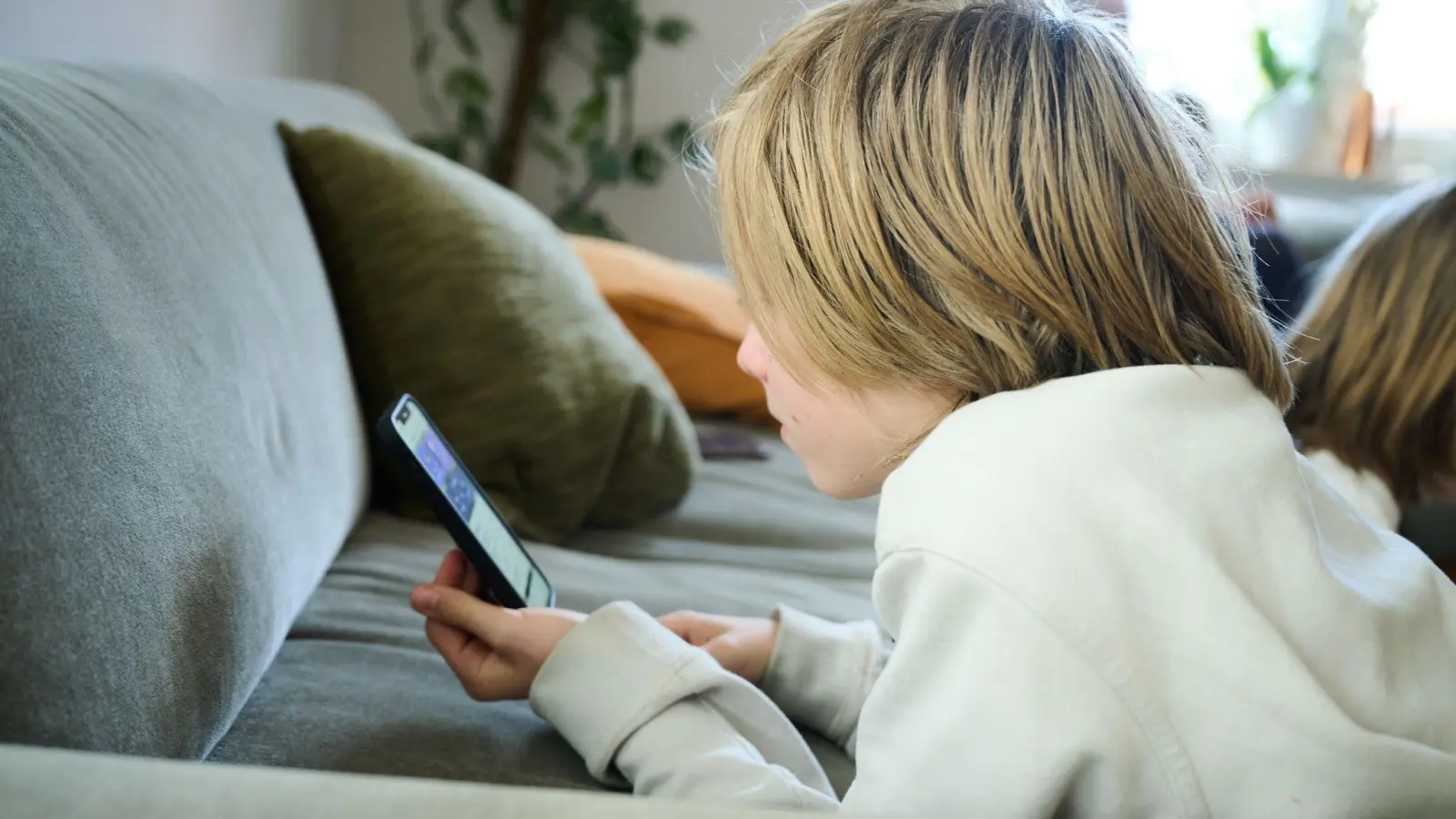 Es sei wissenschaftlich nachgewiesen, dass Kinder und Jugendliche, die in hohem Maße nicht altersgerechte Inhalte konsumieren, anfälliger für riskantes Suchtverhalten und problematischen Drogenkonsum werden, hatte der der Sucht- und Drogenbeauftragte der Bundesregierung, im August der „Rheinischen Post“.  (Foto: Annette Riedl/dpa)