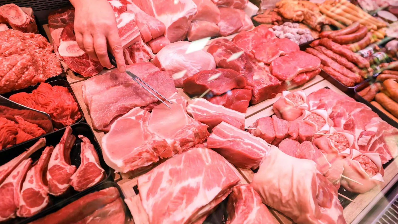 Die Preise für Fleisch sind in den vergangenen Jahren bereits deutlich gestiegen. (Foto: Jan Woitas/dpa-Zentralbild/dpa)