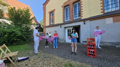 Levent Özdil (links) probt mit den Darstellern des Stückes „Der Chaoskomet – Ein glaubhaft wahres Märchen“ im Garten der Zunfthalle am Ochsenhof. (Foto: Nicole Paskow)