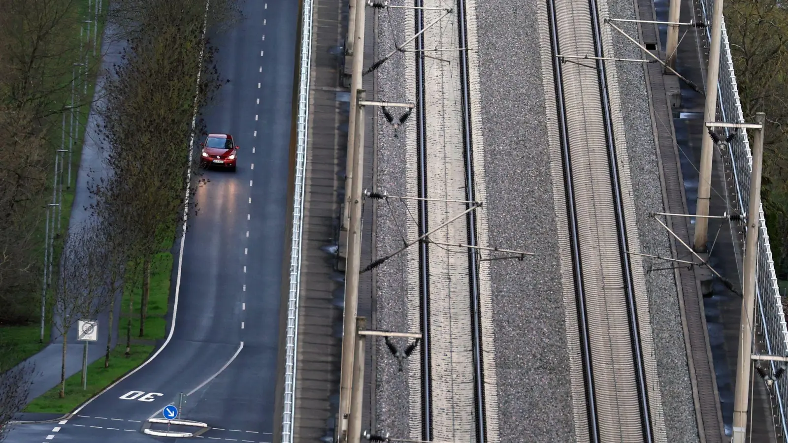 Das Auto bleibt in den nächsten Jahren das dominierende Verkehrsmittel. (Archivbild) (Foto: Karl-Josef Hildenbrand/dpa)