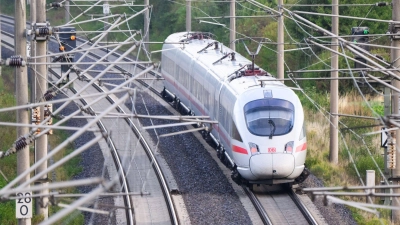 Für den Fernverkehr der Bahn gibt es eine neue Fahrscheinvariante. (Symbolbild) (Foto: Julian Stratenschulte/dpa)