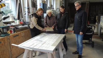 Einzelheiten über die Gestaltung der Gedenktafel besprach Steinmetzmeisterin Birgit Hähnlein-Häberlein jetzt in ihrer Werkstatt mit Initiatorin Helga Deininger, Museumsleiterin Dr. Uta Karrer und dem Vorsitzenden des Vereins für Volkskunst und Volkskunde, Bürgermeister Patrick Ruh (von links). (Foto: Peter Zumach)