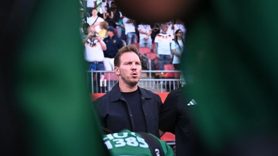 Julian Nagelsmann mag die Situation bei der Nationalhymne mit den Fotografen vor ihm nicht.  (Foto: Tom Weller/dpa)