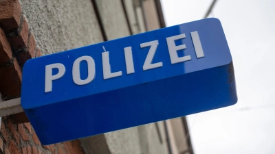 Durch die Überwachungskameras der Polizeiwache sehen die Beamten die Tat. (Symbolbild) (Foto: Peter Kneffel/dpa)