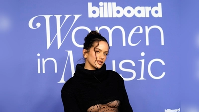 Rosalía hat in Barcelona ihr neues Album „Lux“ erstmals einem größeren Publikum vorgestellt.  (Foto: Chris Pizzello/Invision/AP/dpa)