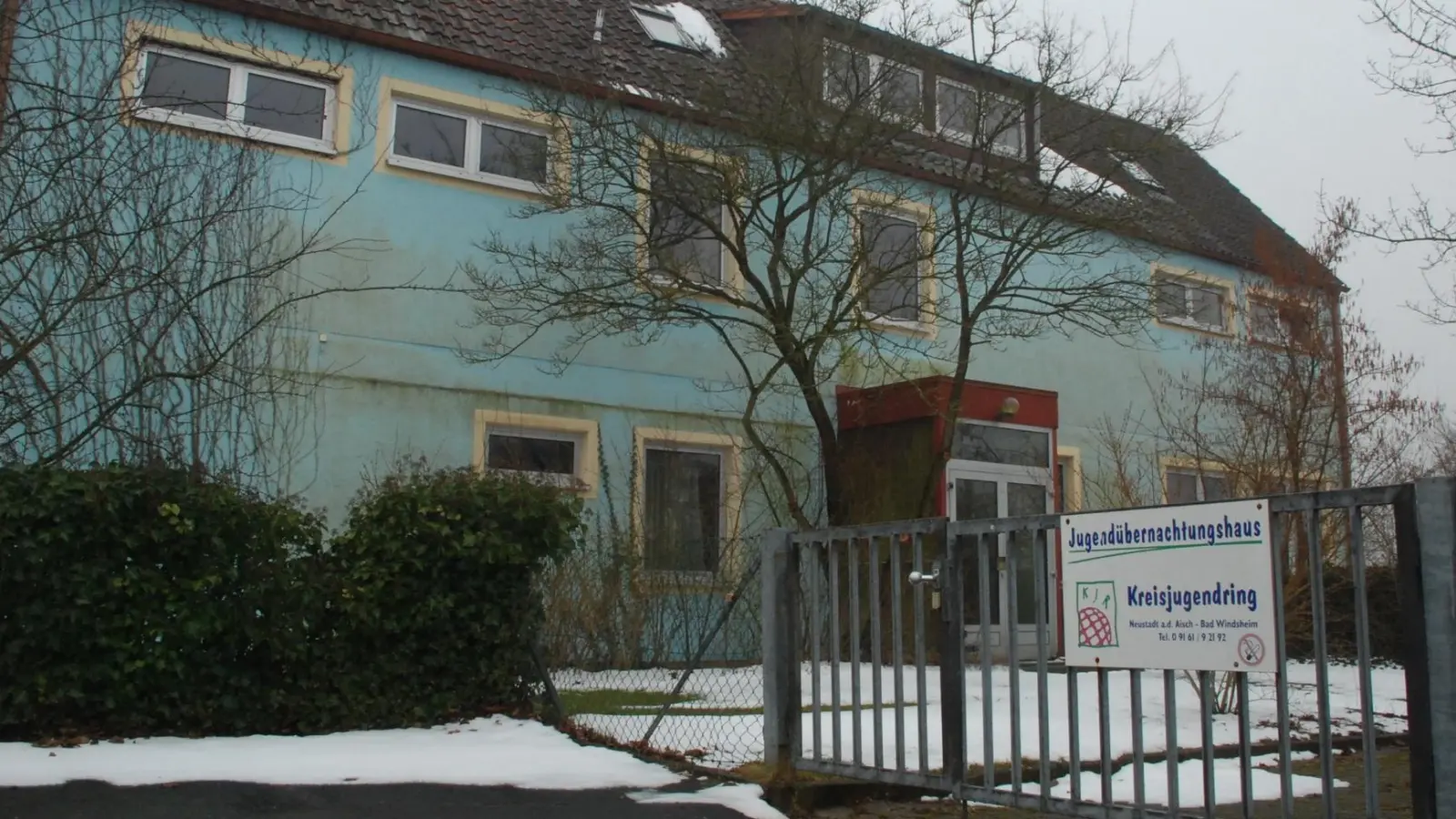 Das Jugendübernachtungshaus in Markt Bibart ist schon seit vielen Jahren wegen seines Sanierungsbedarfs ein Thema. Die Gemeinde Markt Bibart will auf dem Grundstück vielleicht einen Kindergarten bauen. Der Jugendhilfeausschuss widmete sich der Frage: Braucht man einen Ersatz? (Archivbild: Andreas Reum)