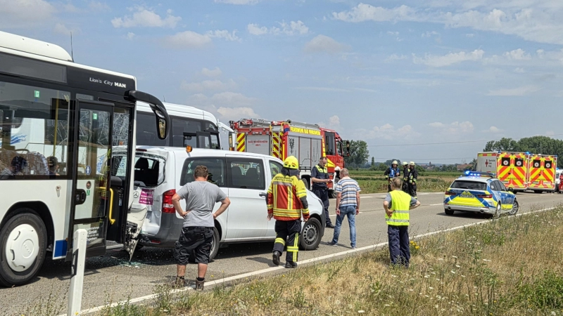 Bei einem Auffahrunfall krachte ein Schulbus in einen Kleinbus. Während der Bergungsarbeiten musste die B470 gesperrt werden.  (Foto: Rainer Weiskirchen)