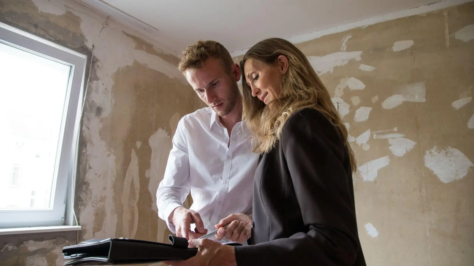 Nicht nur die Vertragsunterlagen, sondern auch die Gebäudesubstanz checken: Das kann einer teuren Fehlentscheidung beim Immobilienkauf vorbeugen. (Foto: Christin Klose/dpa-tmn)
