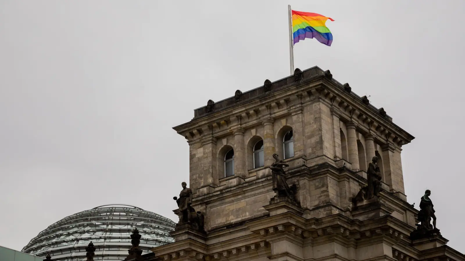 Wann weht die Regenbogenflagge über dem Bundestag? An dieser Frage entzündete sich 2025 ein politischer Streit. (Symbolbild) (Foto: Christoph Soeder/dpa)