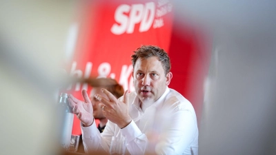 Finanzminister Lars Klingbeil macht sich auf EU-Ebene für eine Übergewinnsteuer bei Ölkonzernen stark (Archivbild) (Foto: Kay Nietfeld/dpa)