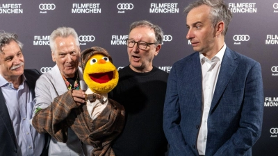 Bei der Premiere von „Hallo Spencer - Der Film“ beim Filmfest München steht Drehbuchautor Jan Böhmermann (rechts) zusammen mit dem Puppenerfinder Winfried Debertin (ganz links) und den Schauspielern Achim Hall (2.v.l) und Rainer Bock zusammen. Der Film kommt jetzt in die Mediathek und dann auch ins ZDF-Fernsehprogramm. (Foto: Stefan Puchner/dpa)