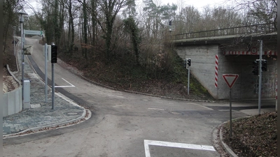 Vier Ampeln regeln den Verkehr an der Einmündung zur Bahnunterführung Richtung Schalkhausen. Links ist der neue Gehweg hinauf zum Bocksberg zu sehen.  (Foto: Winfried Vennemann)