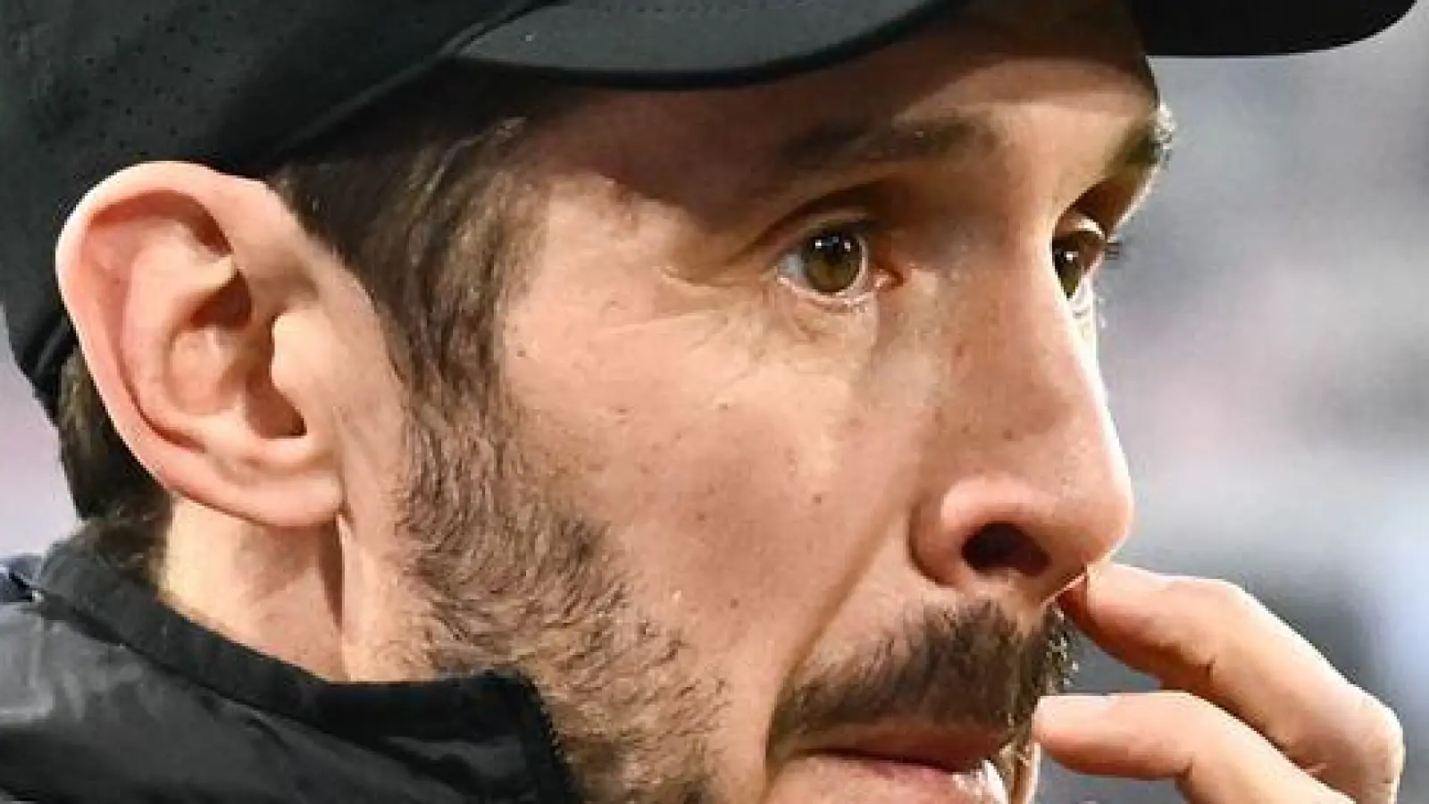 Freiburgs Coach Julian Schuster fragt sich, warum Gegner Werder Bremen den Trainer gewechselt hat. (Archivbild) (Foto: Silas Stein/dpa)