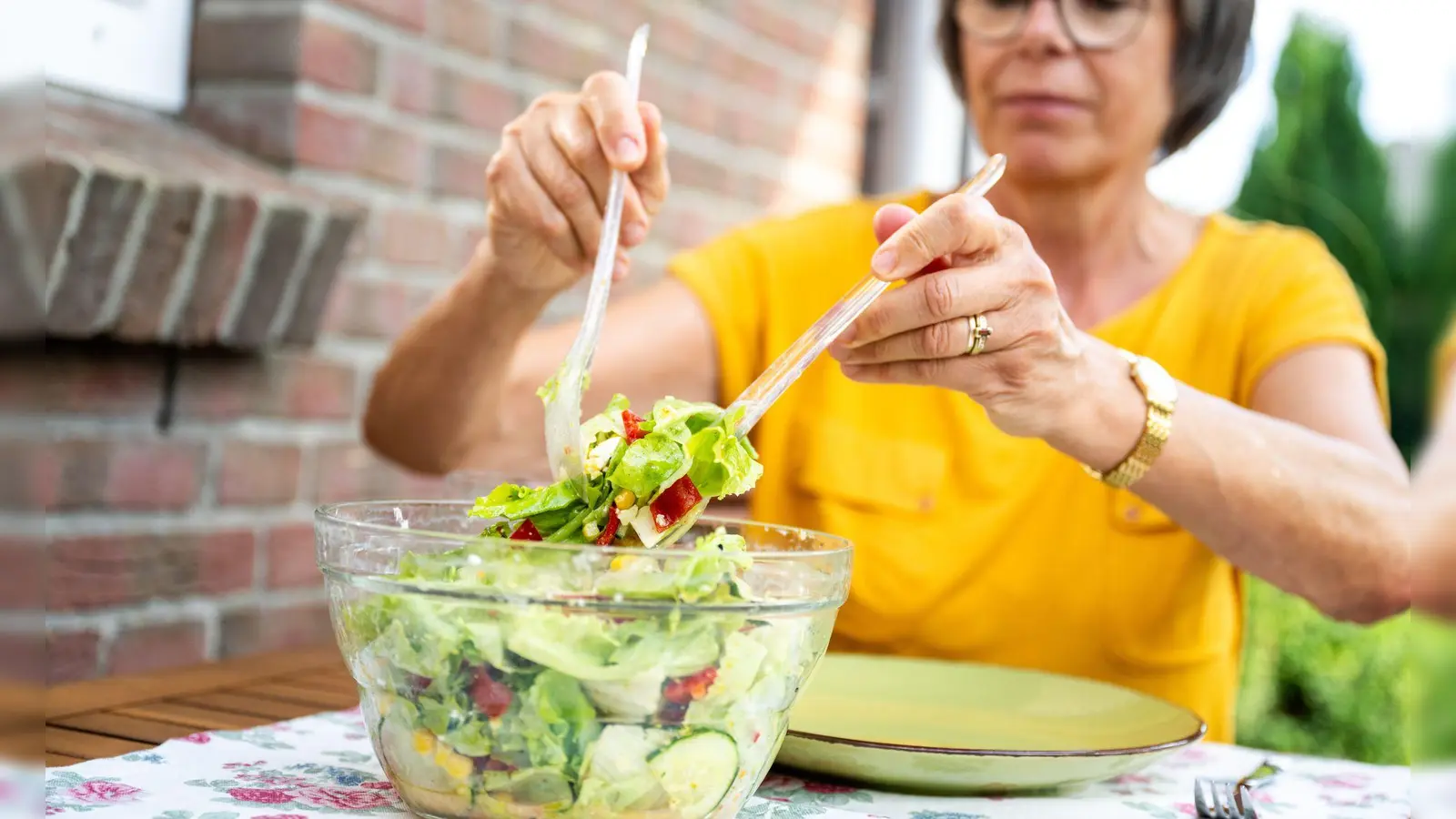 Frisch und lecker: Ein Salat ist an heißen Tagen genau das Richtige. (Foto: Benjamin Nolte/dpa-tmn)