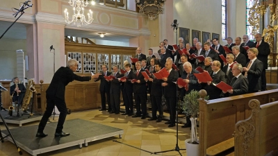 Gab Lieder aus der Romantik und dem 20. Jahrhundert zum Besten: der Monte Soprano Chor, den Karl-Friedrich Beringer leitet, in St. Kilian zu Bad Windsheim. (Foto: Elke Walter)