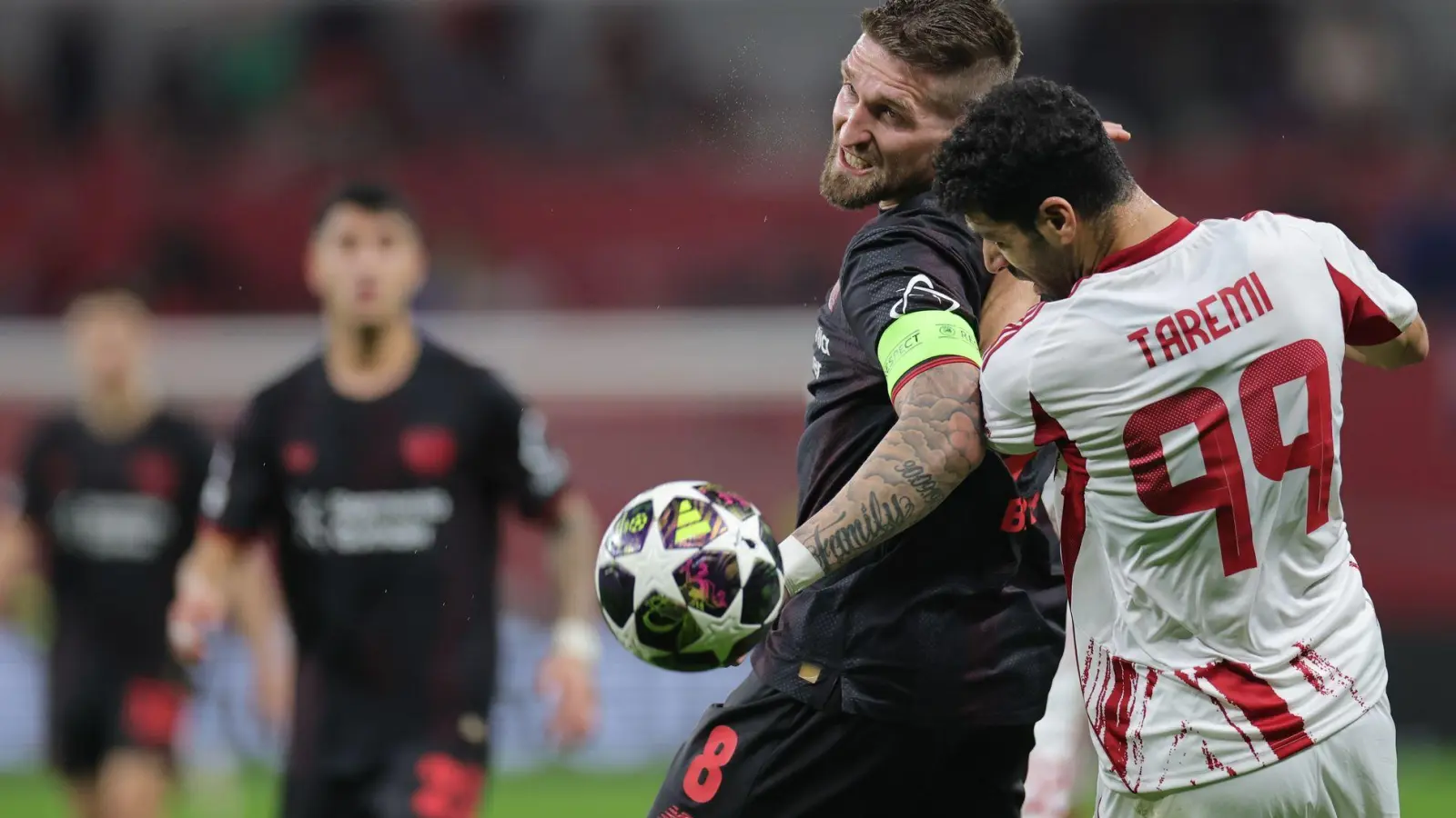 Piräus Mehdi Taremi (r) im Duell mit Leverkusens Robert Andrich.  (Foto: Rolf Vennenbernd/dpa)