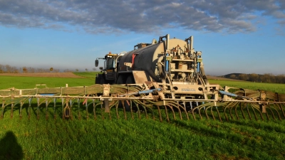 Das Ausbringen von Gülle ist für viele Landwirte der Region dank der „roten Gebiete” schwierig bis unmöglich geworden. BBV-Kreisobmann Jürgen Dierauff will das ändern und dem Grundwasserschutz trotzdem Genüge tun.  (Foto: Fritz Arnold)