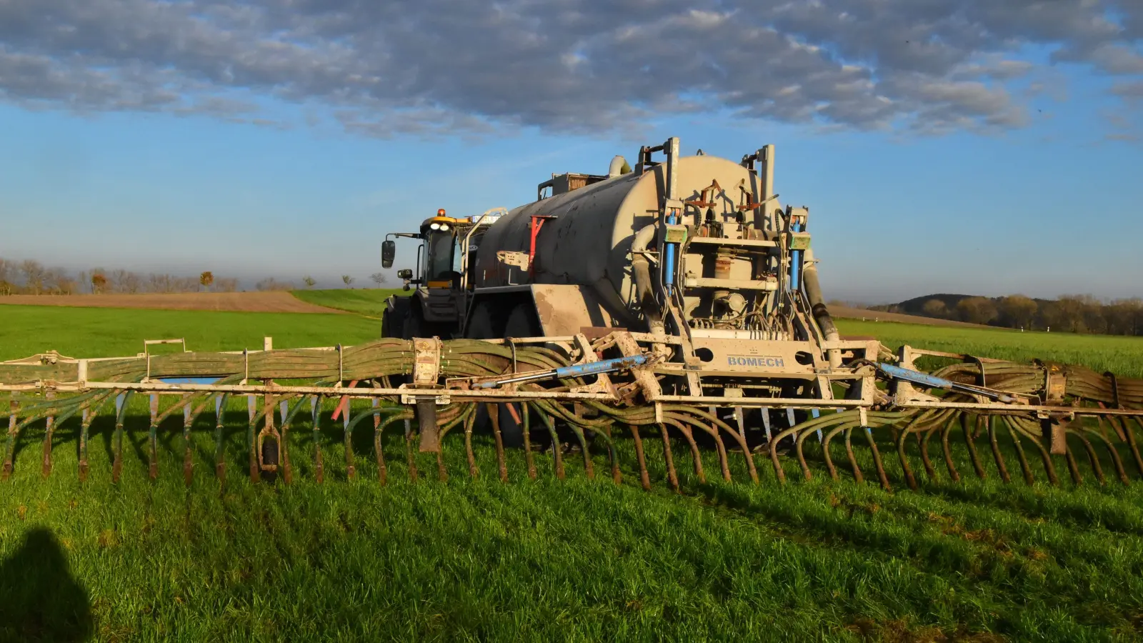 Das Ausbringen von Gülle ist für viele Landwirte der Region dank der „roten Gebiete” schwierig bis unmöglich geworden. BBV-Kreisobmann Jürgen Dierauff will das ändern und dem Grundwasserschutz trotzdem Genüge tun.  (Foto: Fritz Arnold)