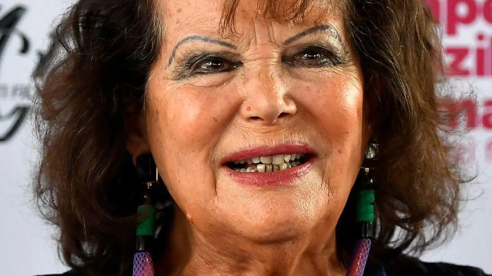Schmuck der italienischen Schauspielerin Claudia Cardinale ist für über 800.000 Euro versteigert worden. (Archivbild) (Foto: Tibor Illyes/MTI/AP/dpa)