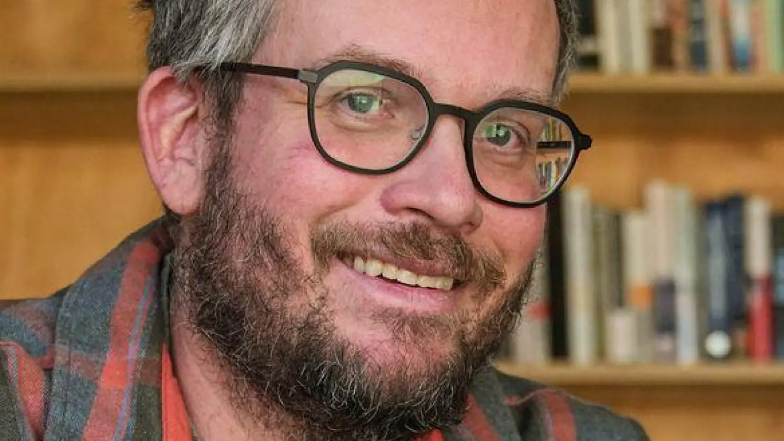 John Green wurde durch Jugendbücher wie „Das Schicksal ist ein mieser Verräter“ bekannt. (Archivbild) (Foto: Michael Conroy/AP/dpa)