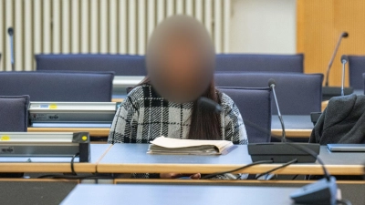 Prozess vor dem Landgericht Regensburg: Einer 37 Jahre alten Krankenschwester werden Mord und fünffacher Mordversuch vorgeworfen. Sie weist die Vorwürfe zurück. (Foto: Armin Weigel/dpa)