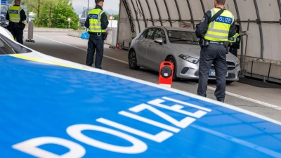 Laut Gewerkschaft der Polizei sind die verstärkten Kontrollen nicht lange zu schaffen. (Archivbild) (Foto: Peter Kneffel/dpa)