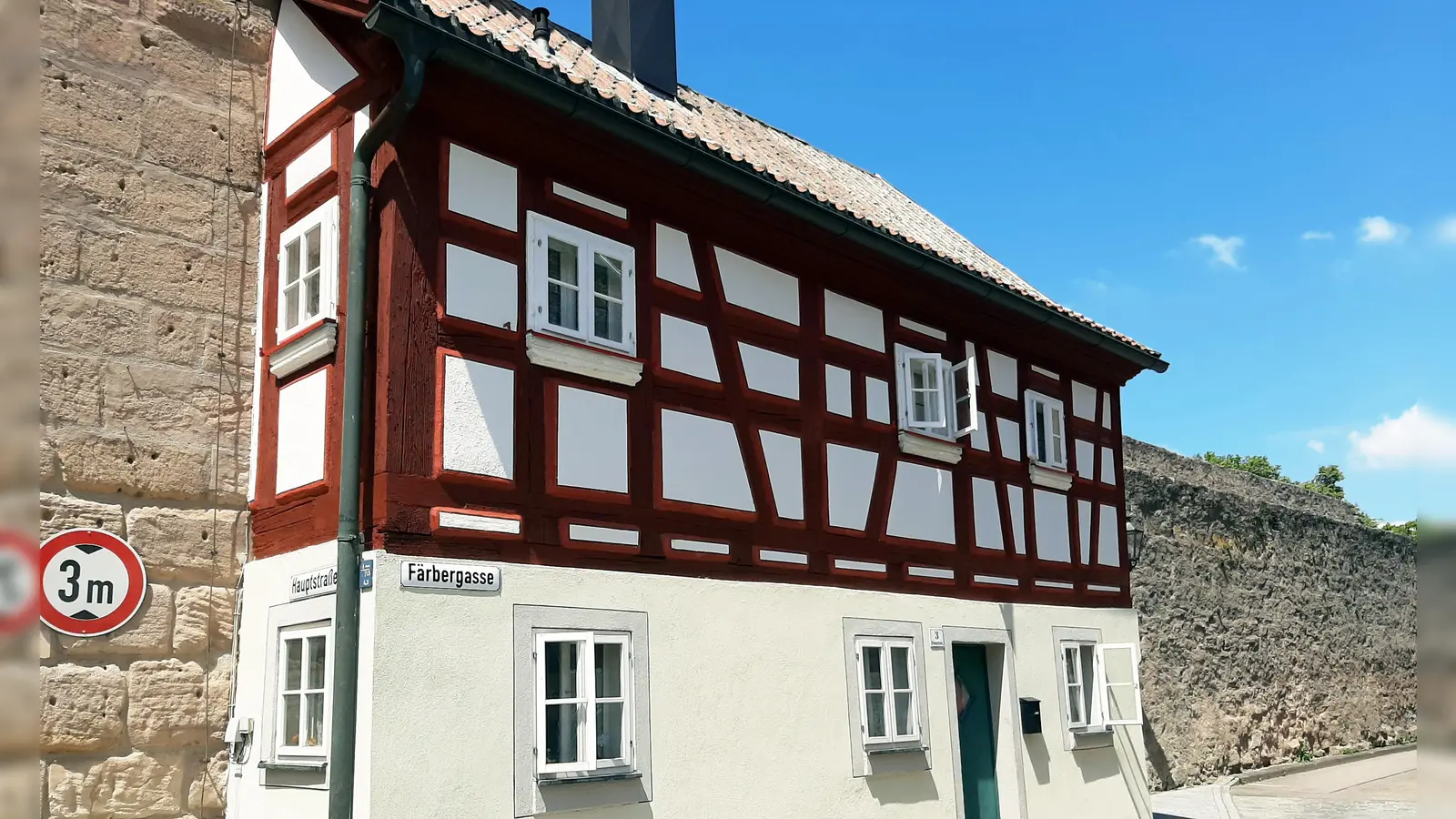 Im Moment steht das Torwächterhaus in Wolframs-Eschenbach leer. Nach der Sanierung wartet es auf neue Mieter. (Foto: Michael Dörr)