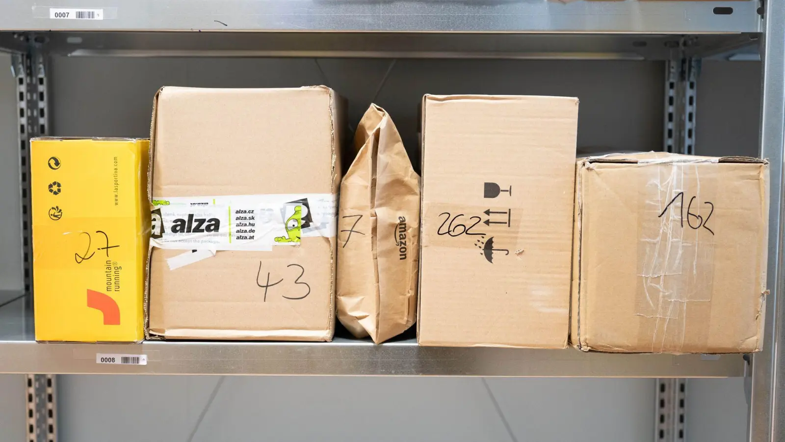 Viele Verbraucher empfinden den Onlinekauf als bequem. (Foto: Sebastian Kahnert/dpa)