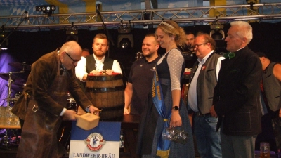 Für Feuchtwangens neuen Bürgermeister Dr. Ulrich Grünwald (links) war es der erste Mooswiesen-Fassanstich.  (Foto: Jasmin Kiendl)