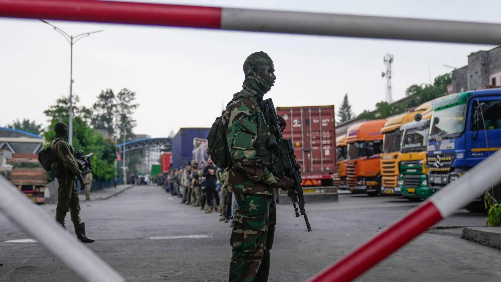 M23-Rebellen lassen rumänische Söldner aus dem Kongo nach Gisenyi im Ruanda ziehen. (Foto: Brian Inganga/AP/dpa)