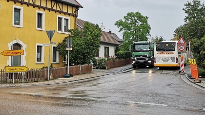 In Gebsattel sorgt die Situation in der Neusitzer Straße, die als Umleitungsstrecke gebraucht wird, obwohl sie selbst eine Baustelle ist, für Unmut im Dorf. Bürgermeisterin Elisabeth Stammler nahm zu Kritik an der Informationspraxis des Rathauses jetzt Stellung. (Foto: Jürgen Binder)