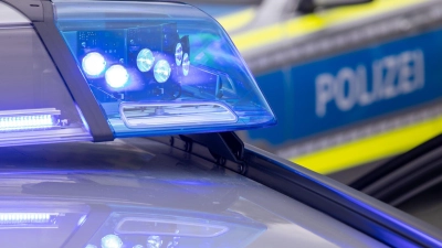 Eine tote Katze hängt mit einem Strick um den Hals an einem Ast am Ufer des Inn. (Symbolbild) (Foto: Daniel Karmann/dpa)