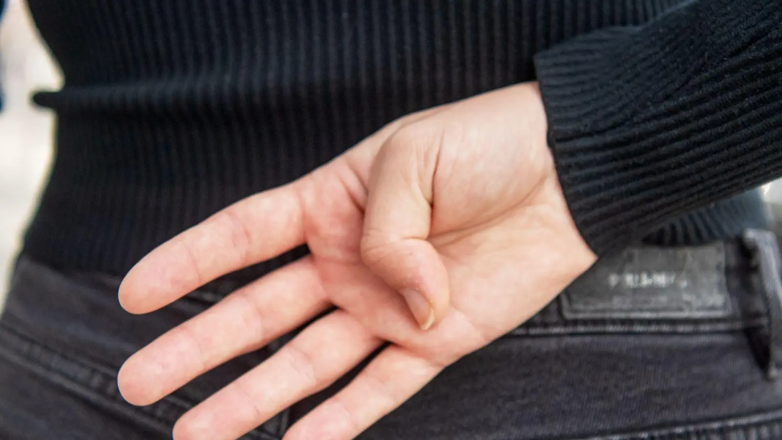 Der stumme Hilfeschrei wurde ursprünglich für Opfer häuslicher Gewalt ins Leben gerufen. 1. Schritt: Die Innenseite der Hand zeigen und dann den Daumen in die Innenseite klappen. (Foto: Bernd Diekjobst/dpa-tmn)