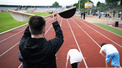 Auf die Plätze, fertig - los! Allerdings müssen Erwachsene Kindern und Jugendlichen dabei helfen, sich bei Hitze nicht sportlich zu überlasten. (Foto: Florian Wiegand/dpa)