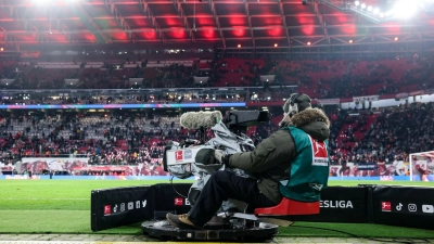 Das meiste Geld verdient die Bundesliga mit der TV-Vermarktung  (Foto: Jan Woitas/dpa)