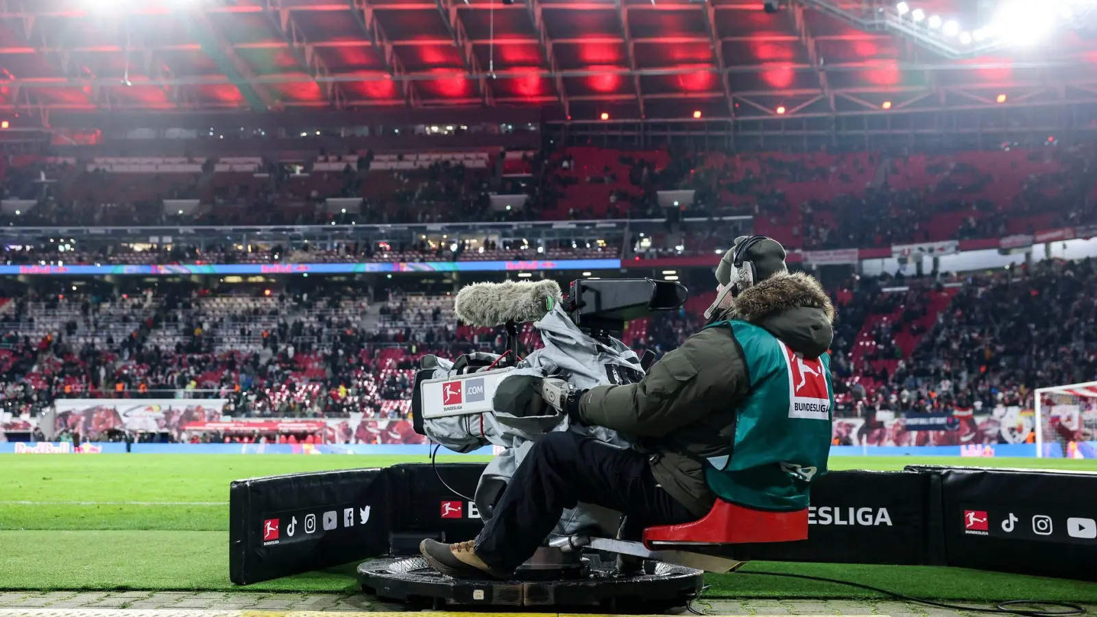 Das meiste Geld verdient die Bundesliga mit der TV-Vermarktung  (Foto: Jan Woitas/dpa)