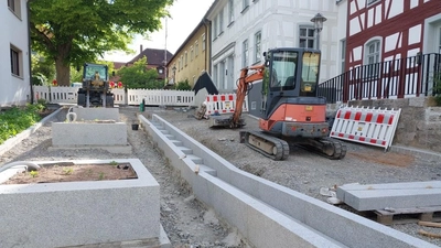 Die Obere Rathausgasse nimmt Form an. Die Neugestaltung soll in 14 Tagen abgeschlossen sein. (Foto: Katrin Merklein)